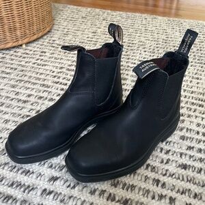 Blundstone Women’s Black Dress Boot, almost new, great condition, size 7.5